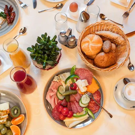 Landgasthof Leopoldhof بيت ضيافة 4*